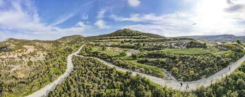 panorâmico Visão do a colinas foto