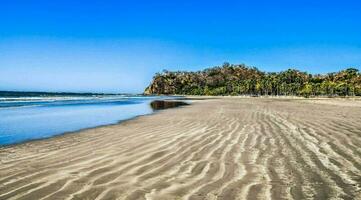 na praia foto