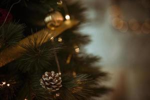 pinha na árvore de natal decorada com bolas de guirlanda foto