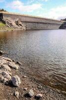 barragem dentro a montanhas foto