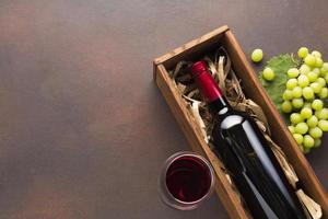 caixa de vinho tinto com uvas brancas