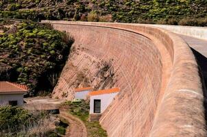 barragem dentro a montanhas foto