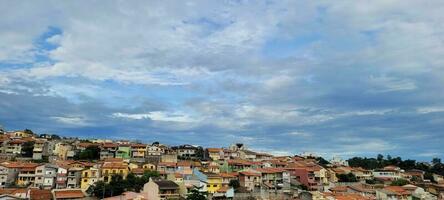 residencial Vizinhança em uma dia com nublado céu foto