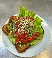 vegetal sanduíche com tomates e sésamo foto