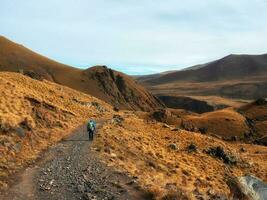 outono caminhada em trilha sozinho Cáucaso pedras. só caminhada foto