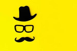 feliz pais dia adesivo, chapéu, copos, Preto bigode em uma amarelo fundo. hipster objetos. pai é dia é uma feriado. foto