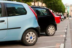 estacionado carros em a muitos foto