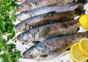 fresco peixe em a mercado foto