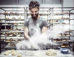 homem dentro cozinha preparando rosquinhas foto