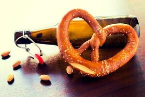 cerveja e pretzel foto