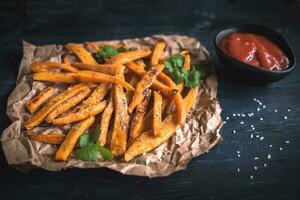 doce batatas fritas foto