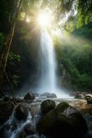 lindo cascata dentro floresta com luz exposição foto