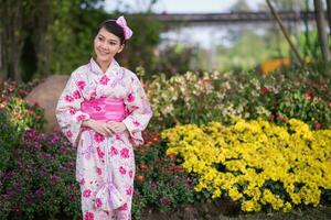 lindo jovem mulher vestindo japonês tradicional yukata foto