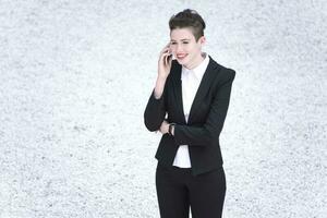 moderno o negócio mulher falando em telefone foto