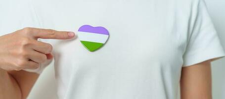 queer orgulho dia e lgbt orgulho mês conceito. roxo, branco e verde coração forma para lésbica, gay, bissexual, transgênero, genderqueer e pansexual comunidade foto