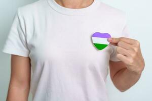 queer orgulho dia e lgbt orgulho mês conceito. roxo, branco e verde coração forma para lésbica, gay, bissexual, transgênero, genderqueer e pansexual comunidade foto