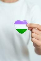 queer orgulho dia e lgbt orgulho mês conceito. roxo, branco e verde coração forma para lésbica, gay, bissexual, transgênero, genderqueer e pansexual comunidade foto