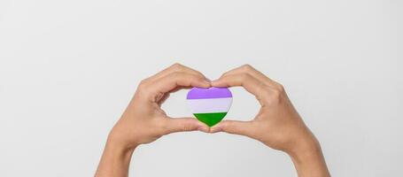 queer orgulho dia e lgbt orgulho mês conceito. roxo, branco e verde coração forma para lésbica, gay, bissexual, transgênero, genderqueer e pansexual comunidade foto