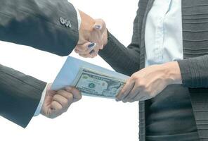 empresários fazer aperto de mão com dinheiro debaixo envelope foto