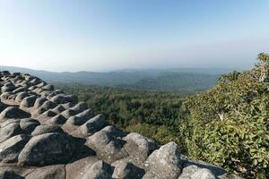 Rocha e panorama a partir de ponto de vista dentro phu hin rong kla foto