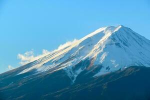 Fuji montanha com neve cobrir em a topo foto