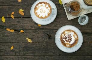 quente café com leite creme em madeira mesa topo Visão foto