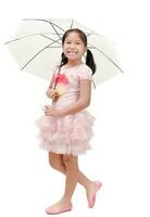 fofa ásia menina sorridente e aguarde guarda-chuva foto