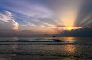 lindo nublado em nascer do sol às khanom praia, foto