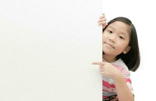 fofa ásia menina apontando em branco bandeira borda foto