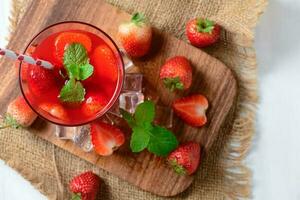 morango suco e hortelã em topo em madeira bloquear, foto