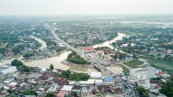 velho pagode com têmpora perto rio dentro lop buri foto