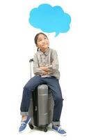 menina viajante sentar em mala de viagem e pensando com discurso bolha foto