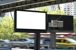 ao ar livre Preto pólo luz caixa Painel publicitário com zombar acima branco tela em trilha com carro em estrada movimento borrão efeito fundo. recorte caminho para brincar foto