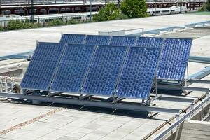 solar painéis em a topo do uma construção foto