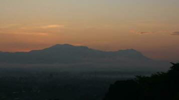 a Sol sobe sobre a montanhas foto