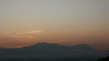 a Sol sobe sobre a montanhas foto