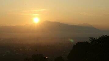 a Sol sobe sobre a montanhas foto