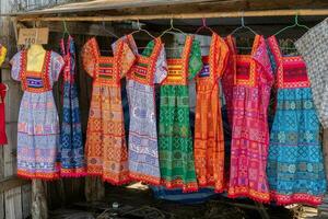 autêntico hmong roupas às local mercado dentro norte Tailândia foto