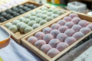 Doces de tapioca mochi à venda em Pai, Tailândia foto