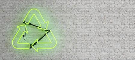 lâmpada de néon verde com símbolo de reciclagem na parede de tijolos brancos foto