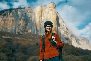 alegre mulher caminhante natureza panorama rochoso montanhas viagem foto