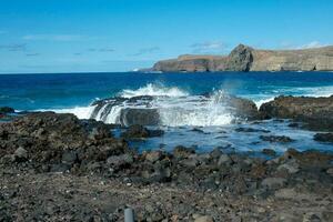 costa do agaete em a ilha do vovó canaria dentro a atlântico oceano. foto