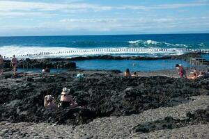 natação piscinas do agaete em a ilha do vovó canaria dentro a atlântico oceano. foto