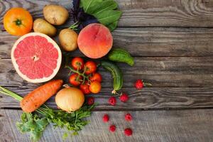frutas, legumes dieta em de madeira fundo foto