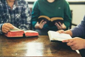 pequeno grupo do ásia pessoas Rezar adoração acreditar. equipes do amigos adoração juntos antes estudando piedosos Bíblia. família Rezar juntos dentro igreja. pequeno grupo Aprendendo com oração conceito. foto