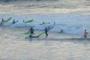 surfar escola em a oceano de praia foto