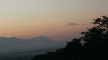 a Sol sobe sobre a montanhas foto