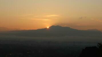 a Sol sobe sobre a montanhas foto