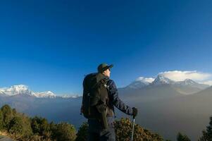 uma jovem viajante caminhada dentro poon Colina Visão ponto dentro ghorepani, Nepal foto