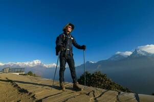 uma jovem viajante caminhada dentro poon Colina Visão ponto dentro ghorepani, Nepal foto